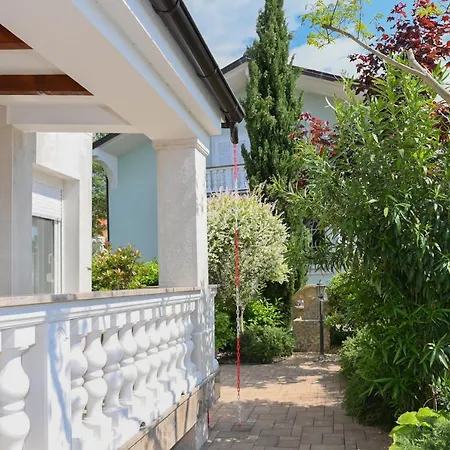 Basic Sveti Anton 88 Гостевой дом Малинска